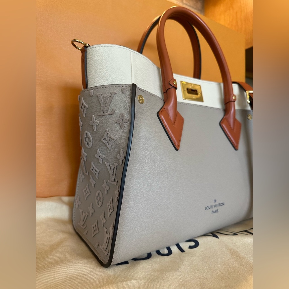 Like New Louis Vuitton “on my side” MM Galet Grey - Picture 6 of 10